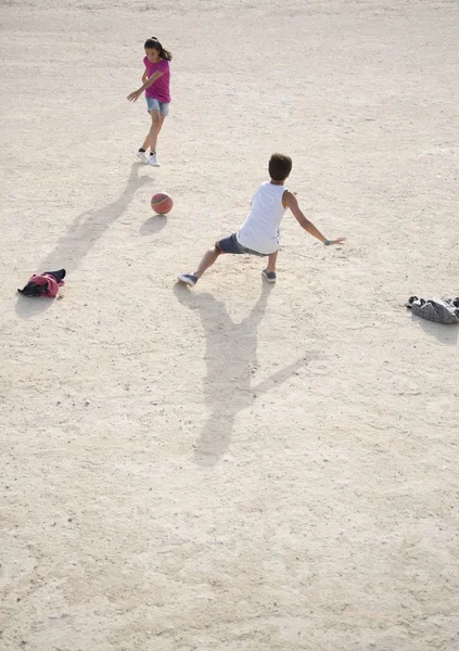 Niños Jugando Con Pelota Fútbol Arena — Foto de Stock