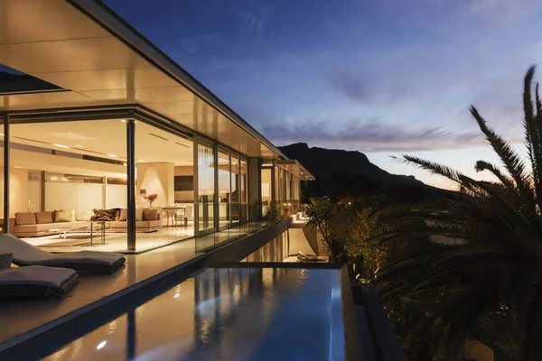 Modern House Overlooking Mountains Dusk — Stock Photo, Image