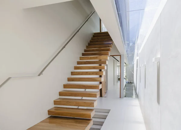 现代住宅中的浮动楼梯与走廊 — 图库照片