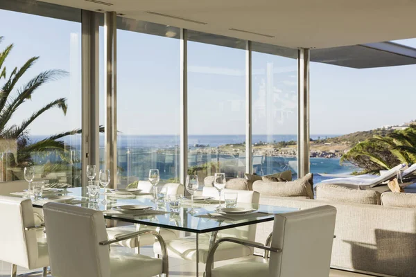 Set Table Modern Dining Room Overlooking Ocean — Stock Photo, Image
