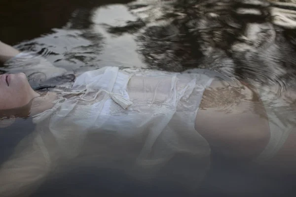 Donna Galleggiante Nel Lago Durante Giorno — Foto Stock