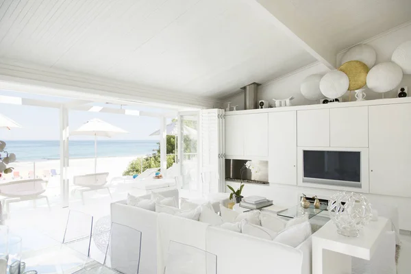 Moderní Obývací Pokoj Výhledem Pláž Oceán — Stock fotografie
