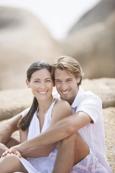 Couple Souriant Ensemble Extérieur — Photo