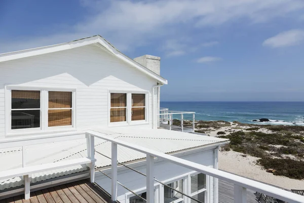 Facade Beach House Overlooking Ocean — Stock Photo, Image