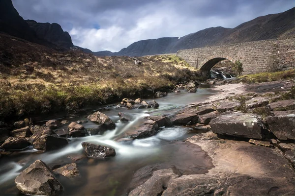 Потоку Протікає Під Віддаленого Акведук Шотландія — стокове фото