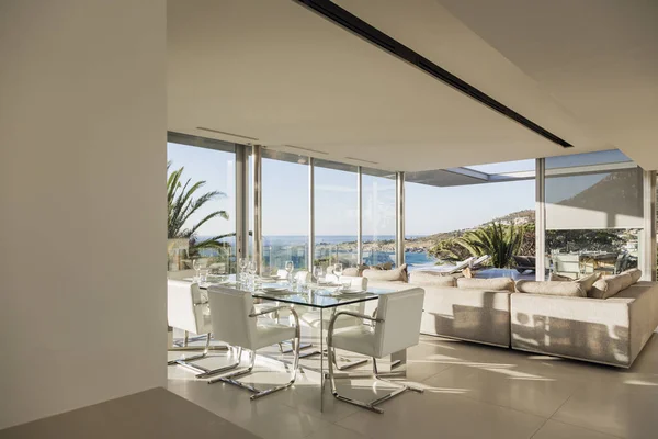 Modern Open Floor Plan Overlooking Ocean — Stock Photo, Image