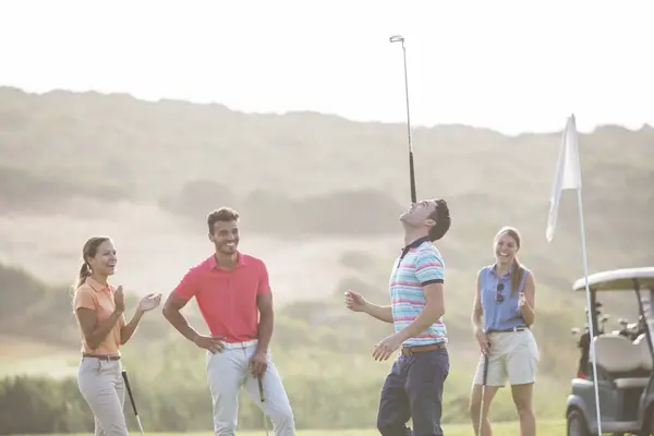 Amigos Viendo Hombre Equilibrio Golf Club Nariz —  Fotos de Stock