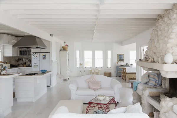 白色厨房和起居室内饰 — 图库照片