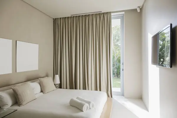 Cortinas Cama Interior Del Dormitorio Moderno — Foto de Stock