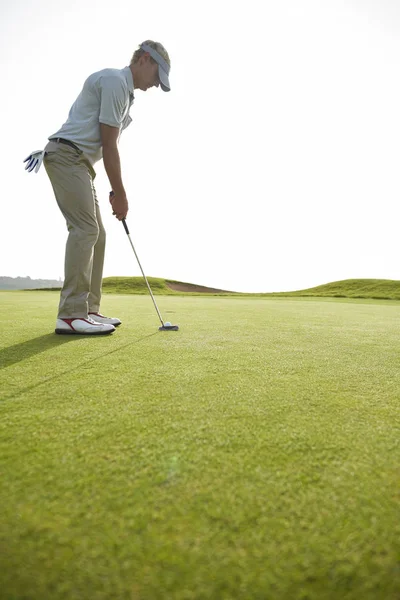 Vista Lateral Homem Colocando Campo Golfe — Fotografia de Stock