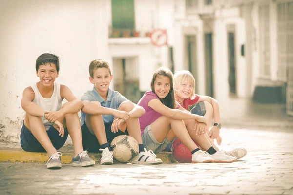 Niños Con Pelotas Fútbol Sentado Calle Ciudad — Foto de Stock