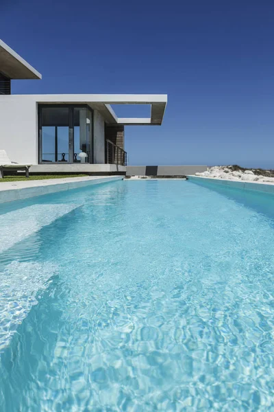 Vista Panorâmica Piscina Colo Fora Casa Moderna — Fotografia de Stock