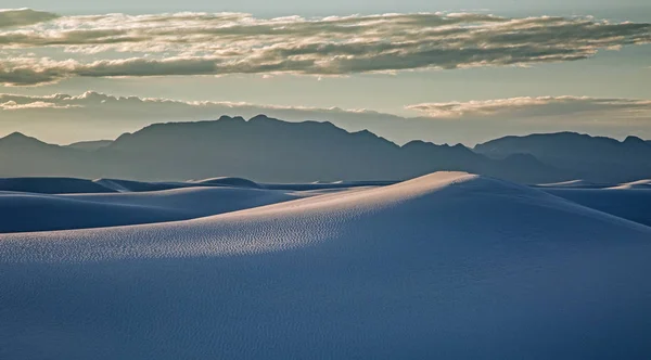 Silhouet Bergen Achter Rustige Witte Uitzichtpunt White Sands New Mexico — Stockfoto