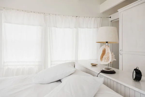 白い寝室でシェル ランプの風光明媚なビュー — ストック写真