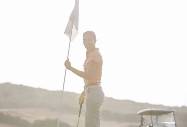 Mujer Joven Caucásica Sostiene Bandera Golf — Foto de Stock