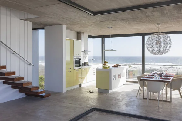 Modern Kitchen Dining Room Overlooking Ocean — Stock Photo, Image