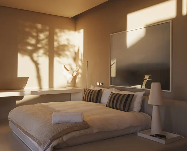 Reflejo Árboles Pared Dormitorio Moderno — Foto de Stock