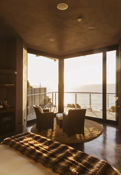 Luxus Schlafzimmer Mit Blick Auf Das Meer Bei Sonnenuntergang — Stockfoto