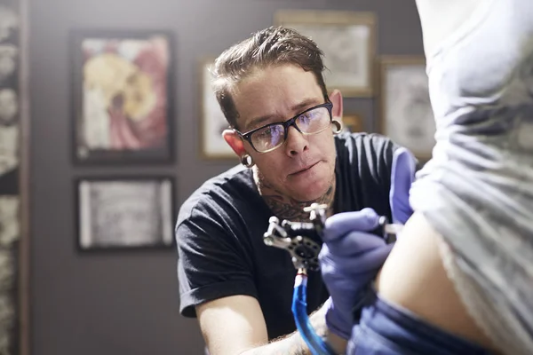 Татуировщица Татуирует Женщину Студии — стоковое фото