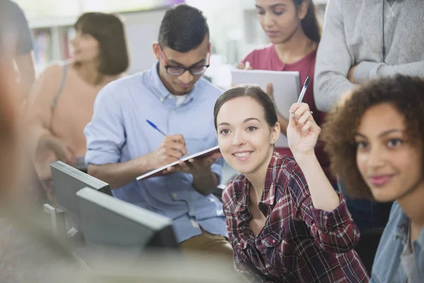 Hochschulstudent Hebt Computerraum Die Hand — Stockfoto