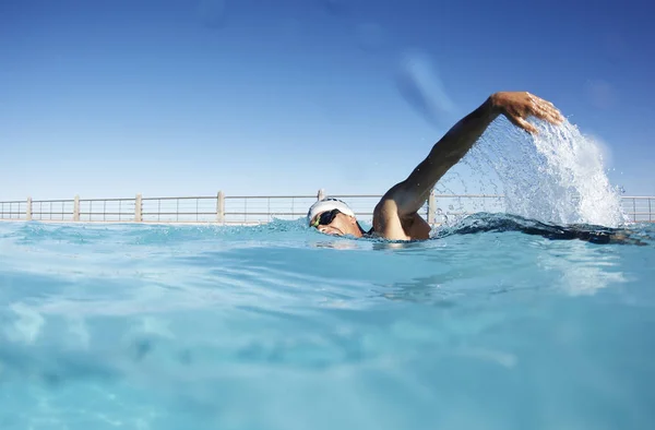 Lekkoatletka Mężczyzna Pływak Pływanie Basenie Słoneczny — Zdjęcie stockowe