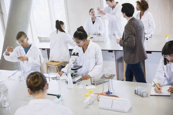 College Students Conducting Scientific Experiment Science Laboratory Classroom — Stock Photo, Image