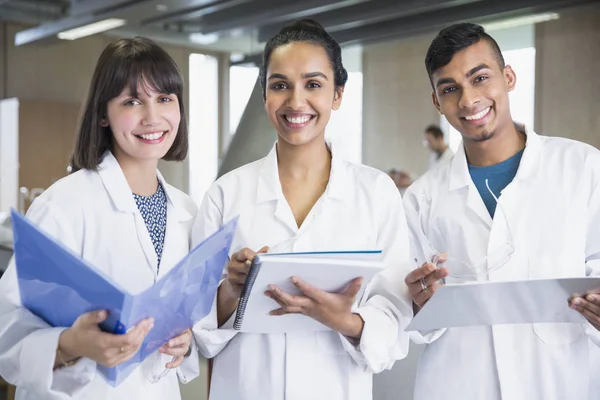 Portrait Étudiants Souriants Collège Blouse Laboratoire Avec Des Cahiers Salle — Photo