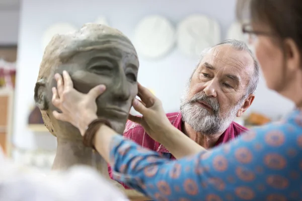 Mujer Esculpiendo Cara Arcilla Estudio Cerámica — Foto de Stock