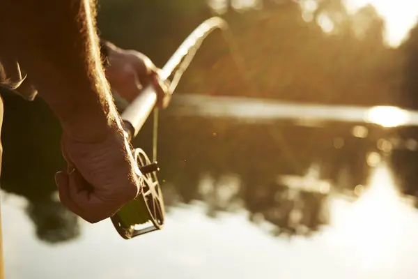 Nahaufnahme Senior Mann Fliegenfischen Sonnigen See — Stockfoto