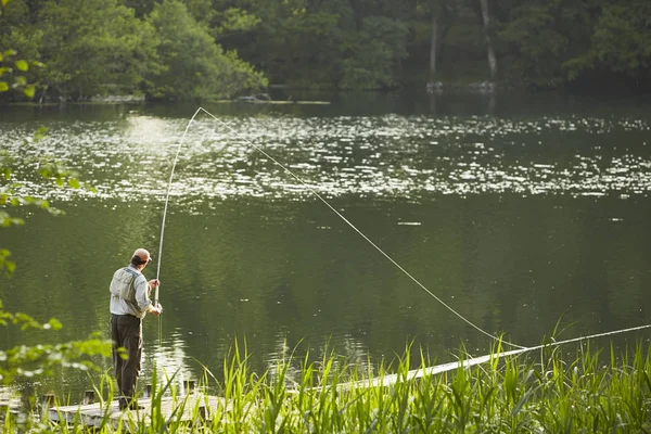 Senior Man Flyga Fiske Sommaren River — Stockfoto