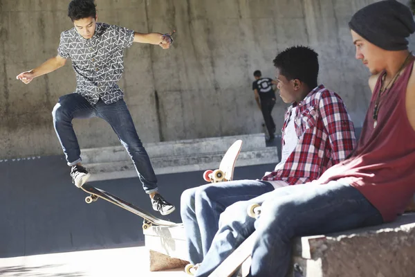 Amigos Assistindo Adolescente Fazendo Acrobacias Parque Skate — Fotografia de Stock