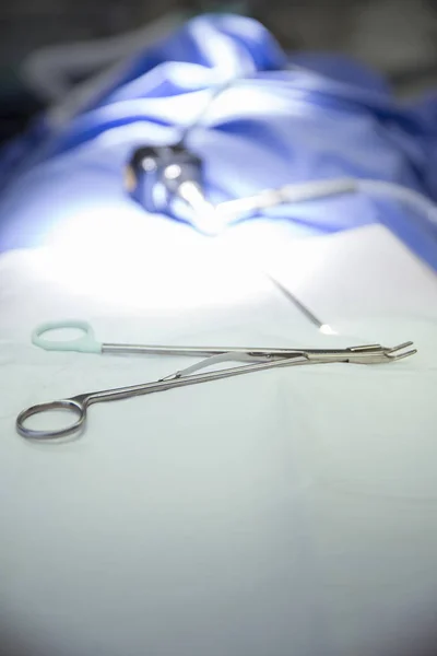 Nożyczki Chirurgiczne Białej Powierzchni — Zdjęcie stockowe
