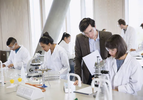Profesor Nauk Pomagając College Student Prowadzenia Eksperymentu Naukowego Klasie Laboratorium — Zdjęcie stockowe