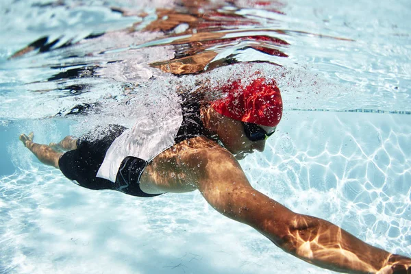 Κολυμβητής Αρσενικό Αθλητής Υποβρύχια Κολύμβηση Πισίνα — Φωτογραφία Αρχείου