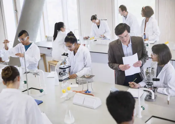 Science Professor College Students Using Microscopes Science Laboratory Classroom — Stock Photo, Image