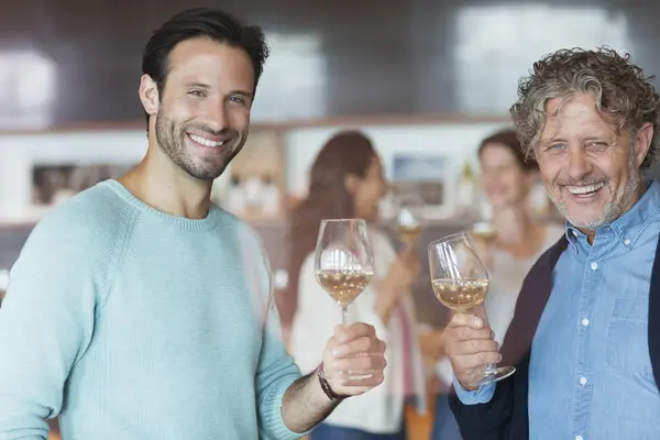 葡萄酒品酒室肖像微笑男士品酒 — 图库照片