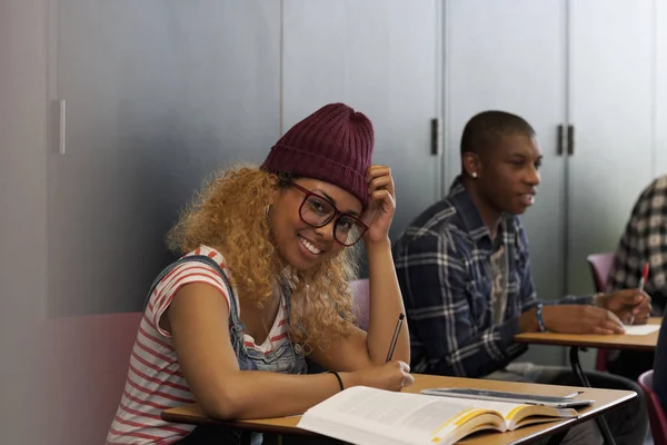 Студент Сидить Столом Під Час Лекції Посміхається Камеру — стокове фото