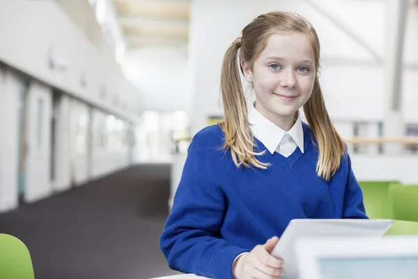 Porträt Eines Lächelnden Grundschulmädchens Mit Blonden Zöpfen Der Hand Eines — Stockfoto