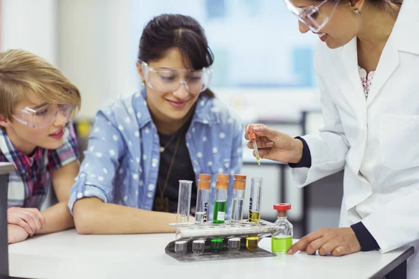 Professor Alunos Durante Aula Química Vestindo Óculos Proteção Olhando Para — Fotografia de Stock