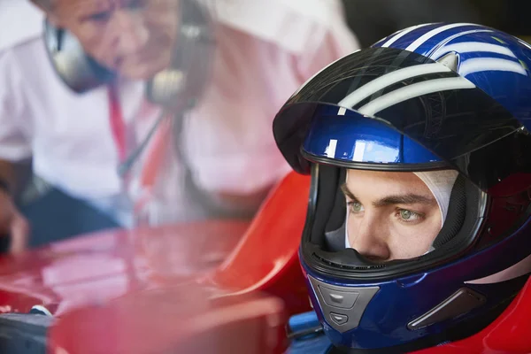 Fórmula Focada Piloto Carro Corrida Usando Capacete — Fotografia de Stock