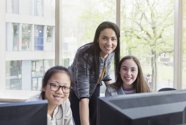 Portret Pewność Uśmiecha Się Kobieta Nauczycieli Studentów Dziewczyna Badania Komputerze — Zdjęcie stockowe
