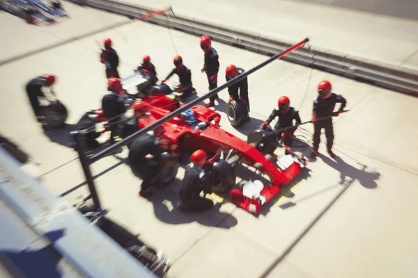 Tripulación Pozos Reemplazando Neumáticos Coche Fórmula Carrera Pit Lane — Foto de Stock