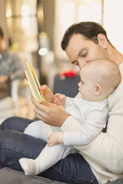 Ojciec Czytanie Książki Cute Baby Syn — Zdjęcie stockowe