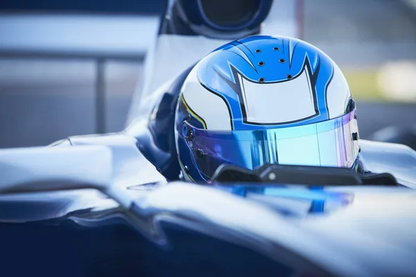 Fechar Fórmula Piloto Carro Corrida Usando Capacete Azul — Fotografia de Stock