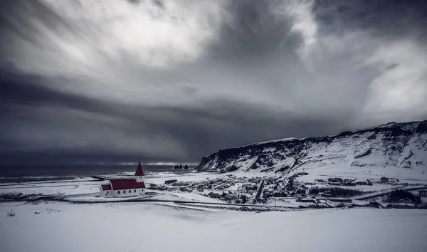 Iglesia Remoto Paisaje Cubierto Nieve Bajo Cielo Tormentoso Vik Islandia —  Fotos de Stock