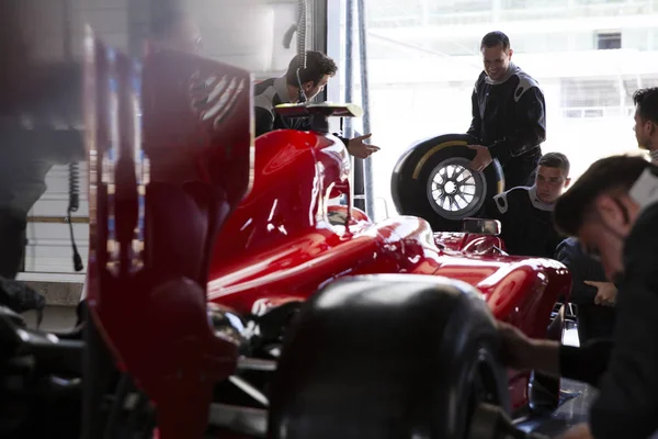 Equipaggio Pozzo Lavoro Sulla Formula Uno Auto Corsa Garage Riparazione — Foto Stock