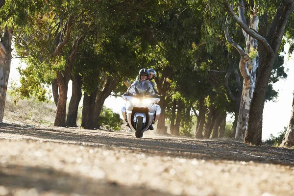 Couple Moto Sur Route Bordée Arbres — Photo