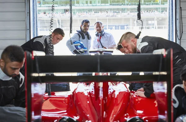 Put Bemanning Bezig Met Formule Een Raceauto Garage Voor Reparatie — Stockfoto