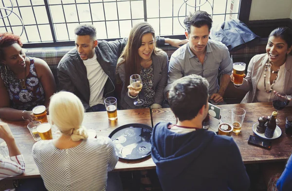 Vista Aérea Amigos Bebendo Cerveja Vinho Mesa Bar — Fotografia de Stock