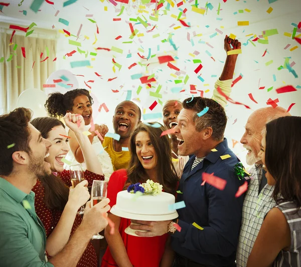 Família Entusiástica Com Bolo Aniversário Jogando Confete — Fotografia de Stock